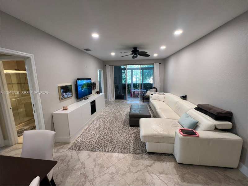 75 Gulfstream Rd # 211B, Dania Beach FL 33004