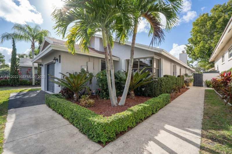 575 Lakeside Cir, Sunrise FL 33326