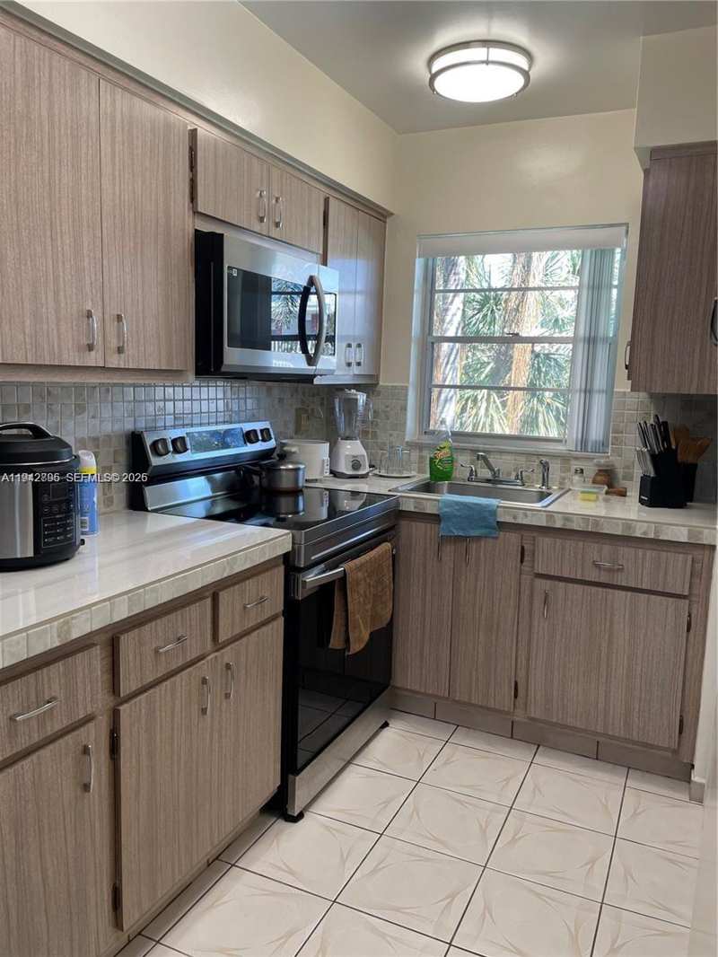 181 NE 14th Ave # 23B, Hallandale Beach FL 33009