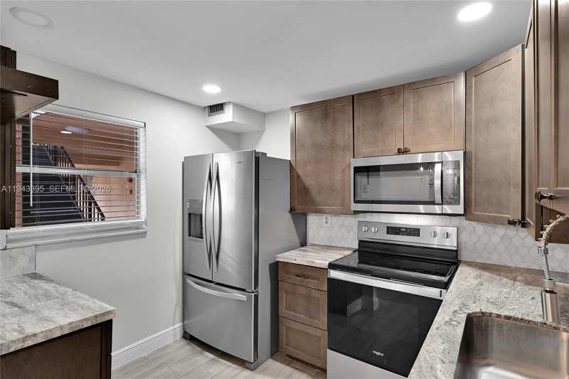 2850 Somerset Dr # 105L, Lauderdale Lakes FL 33311