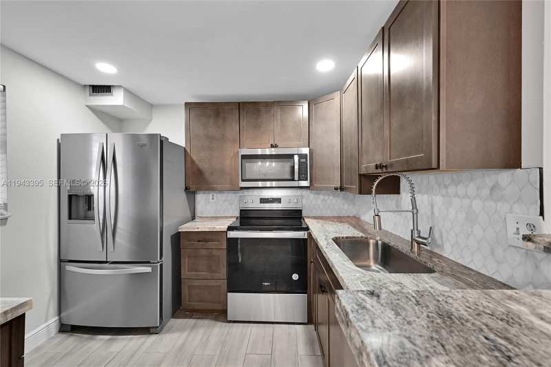 2850 Somerset Dr # 105L, Lauderdale Lakes FL 33311