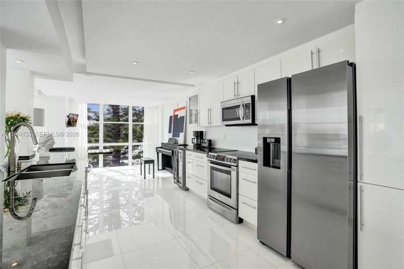 1000 Parkview Dr # 330, Hallandale Beach FL 33009