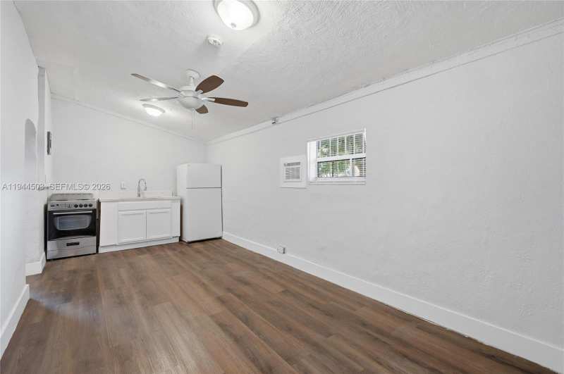 5401 SW 20th St # B, West Park FL 33023