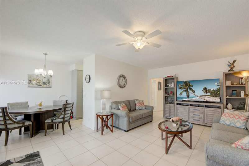 800 SW 11th Ave # 9A, Hallandale Beach FL 33009