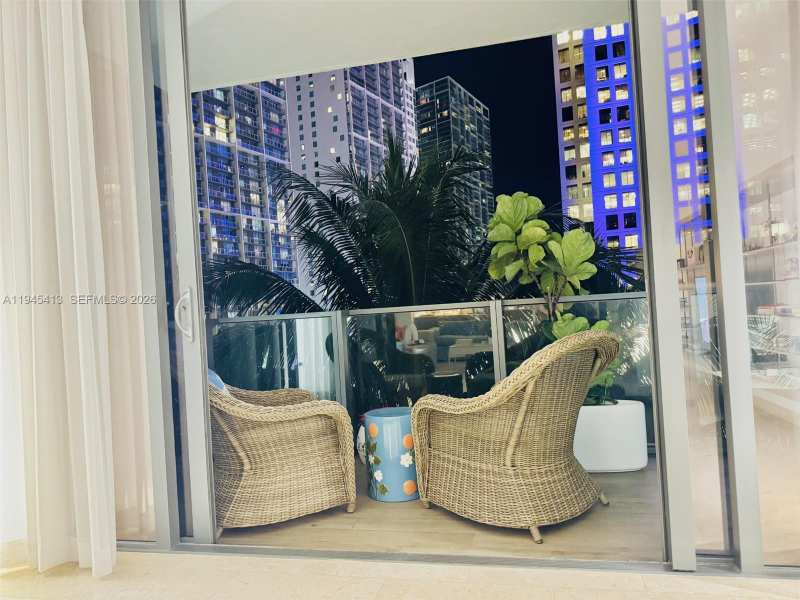 68 SE 6th St # 903, Miami FL 33131