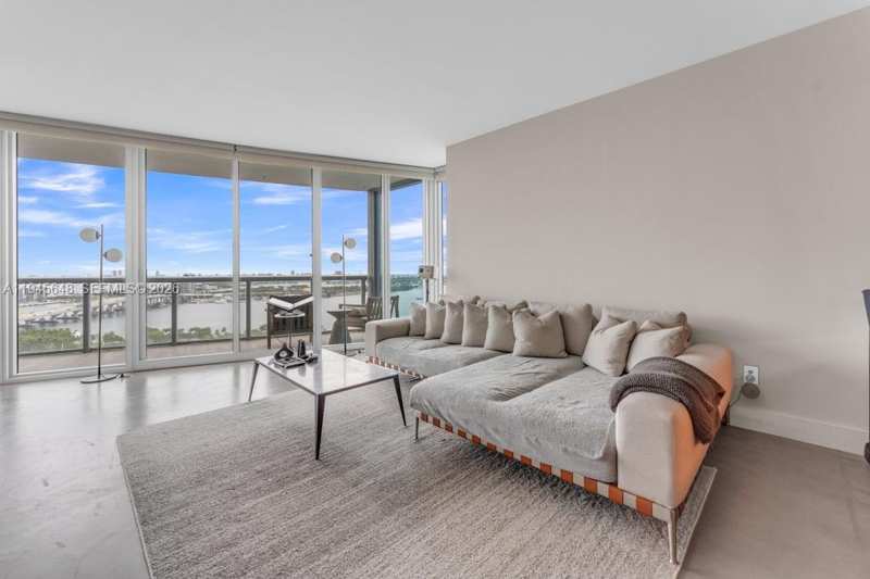 888 Biscayne Blvd # 2409, Miami FL 33132