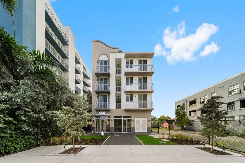 650 SW 1st St # 305, Miami FL 33130