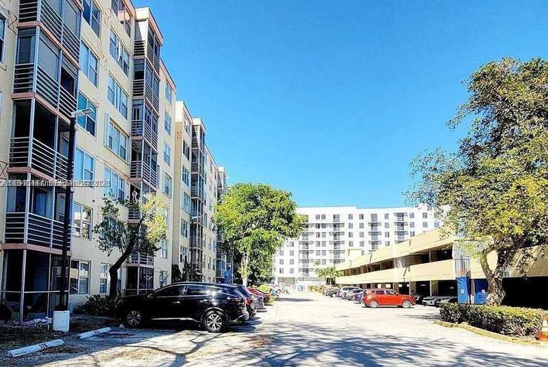 17890 W Dixie # 302, Miami FL 33160