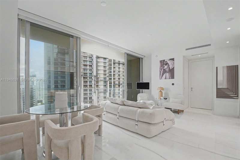300 Biscayne Blvd Way # 2808, Miami FL 33131