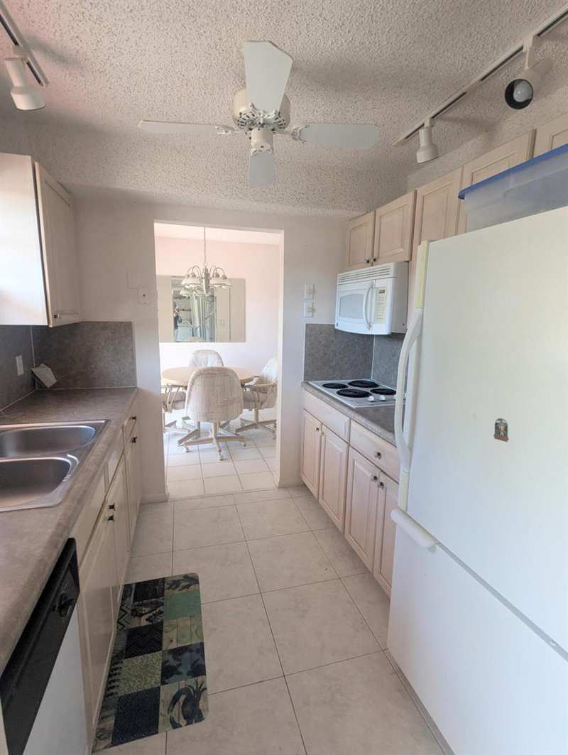 2 Golfs Edge # D, West Palm Beach FL 33417