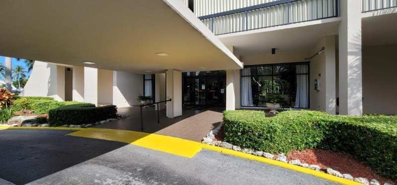 2425 Presidential Way # 402, West Palm Beach FL 33401