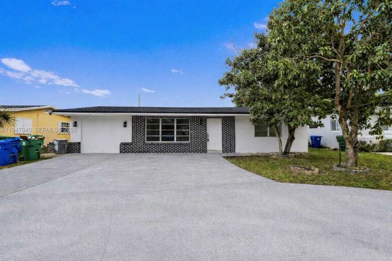 2701 Nassau Dr, Miramar FL 33023