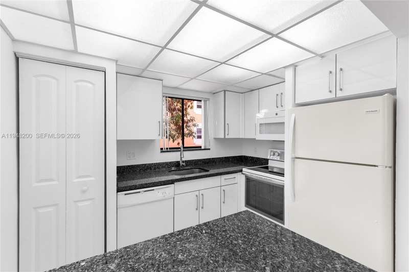 6900 SW 39th St # 208J, Davie FL 33314