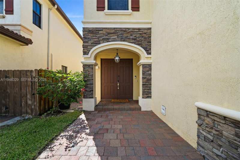 8658 NW 99th Path, Doral FL 33178