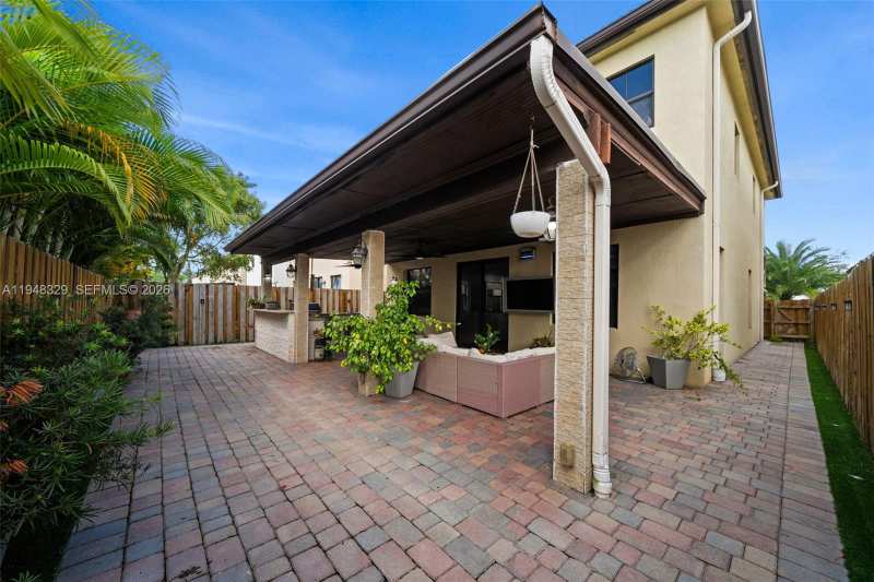 8658 NW 99th Path, Doral FL 33178
