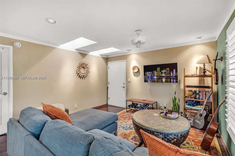 320 SE 10th Ave # D, Pompano Beach FL 33060