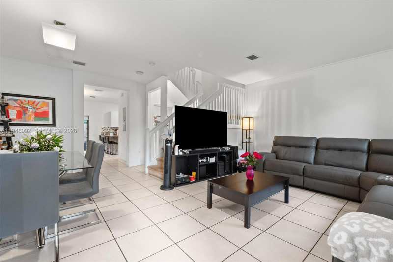 582 NE 207th St, Miami FL 33179
