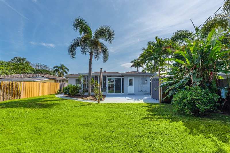 81 NE 47th St, Oakland Park FL 33334