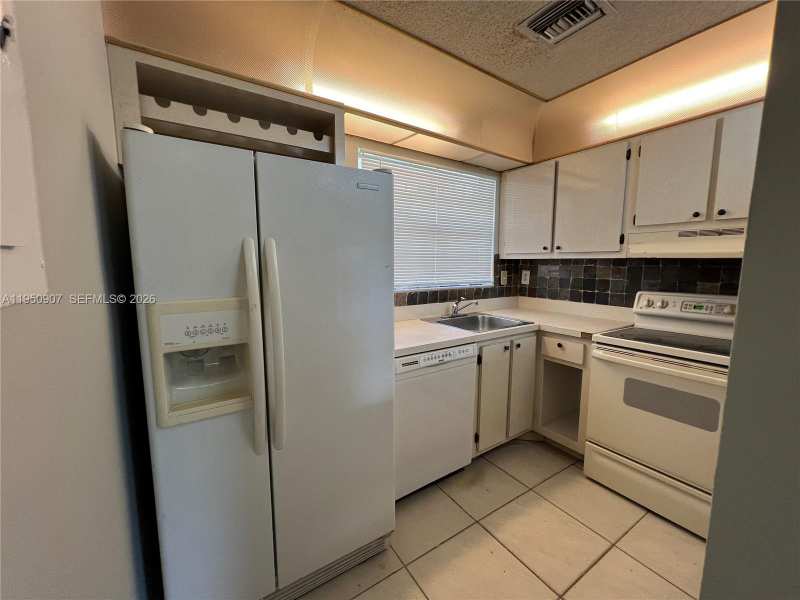 809 NE 214th Ln # 2, Miami FL 33179