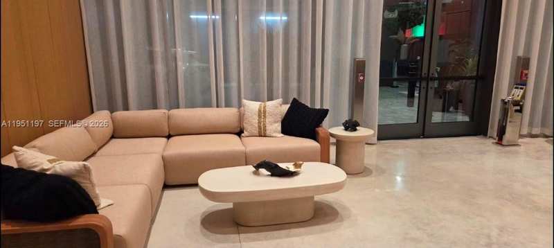 121 NE 5th # 306, Miami FL 33132