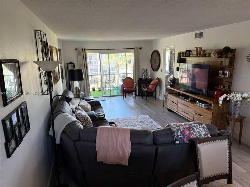 8911 S Hollybrook Blvd # 305, Pembroke Pines FL 33025