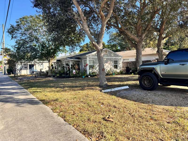 717 8th Avenue N, FL 33460