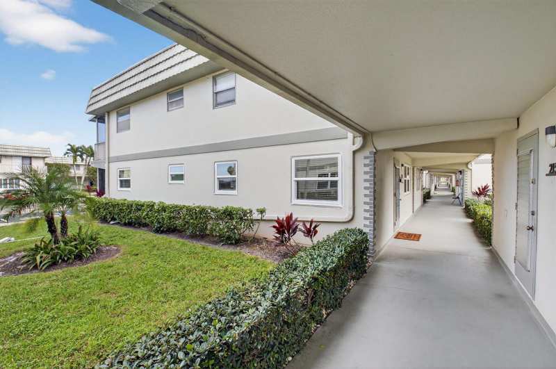 212 Monaco Way E, Delray Beach FL 33446