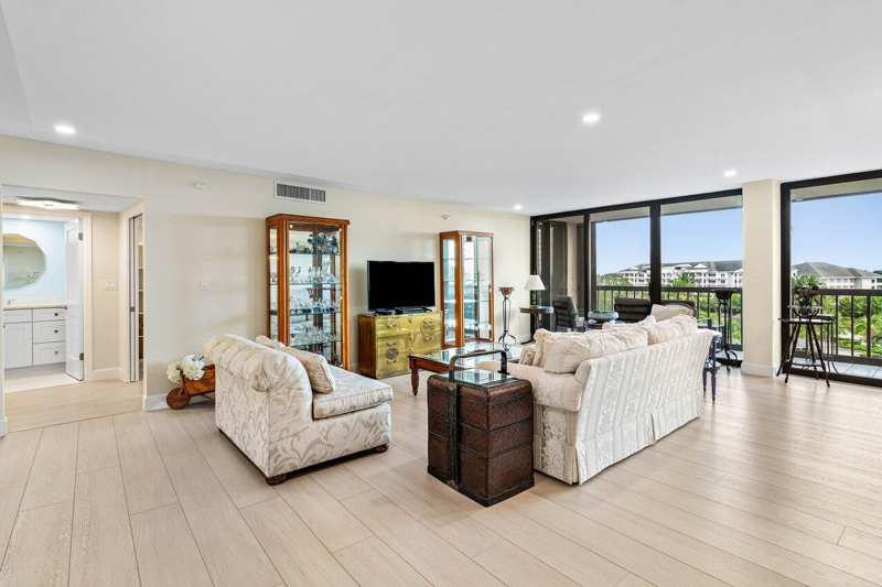 2450 Presidential Way # 607, West Palm Beach FL 33401