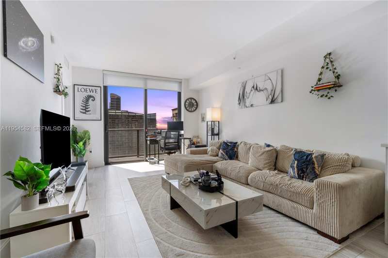 55 SW 9th St # 3005, Miami FL 33130