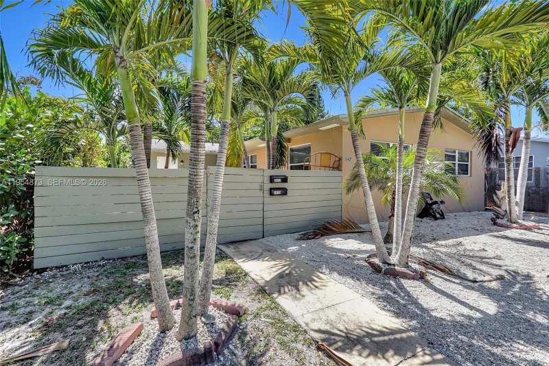 2470-2472 NE 182nd Ter, North Miami Beach FL 33160
