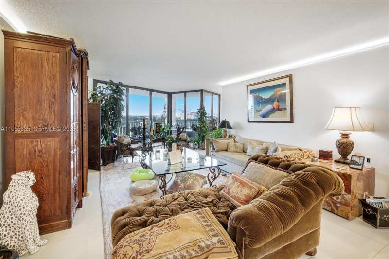 1000 Quayside Ter # 1107, Miami FL 33138