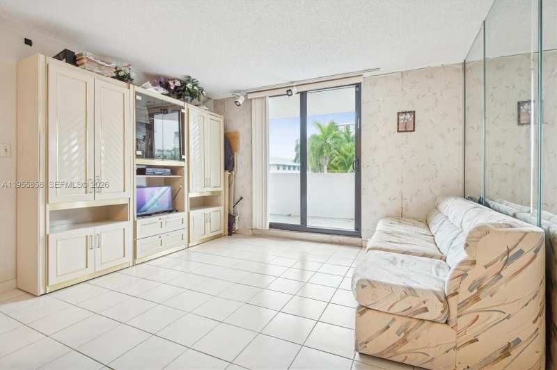 4301 Collins Ave # 202, Miami Beach FL 33140