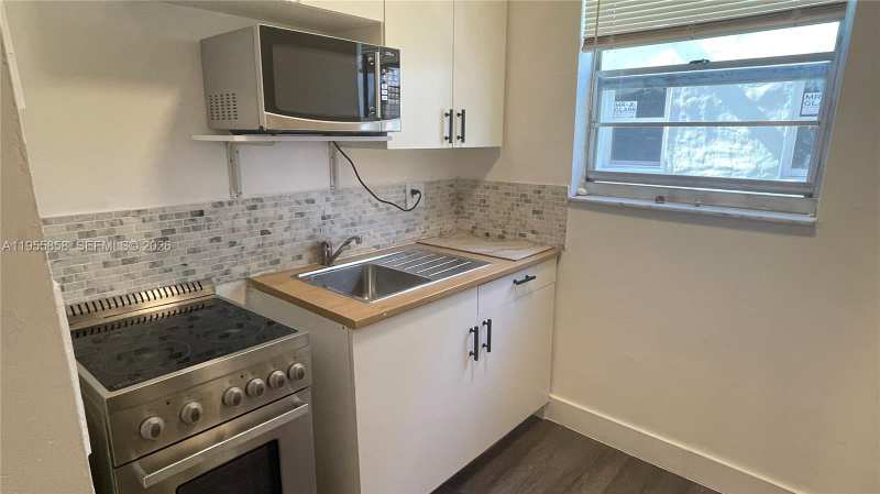 1043 NW 2nd St # 9, Miami FL 33128