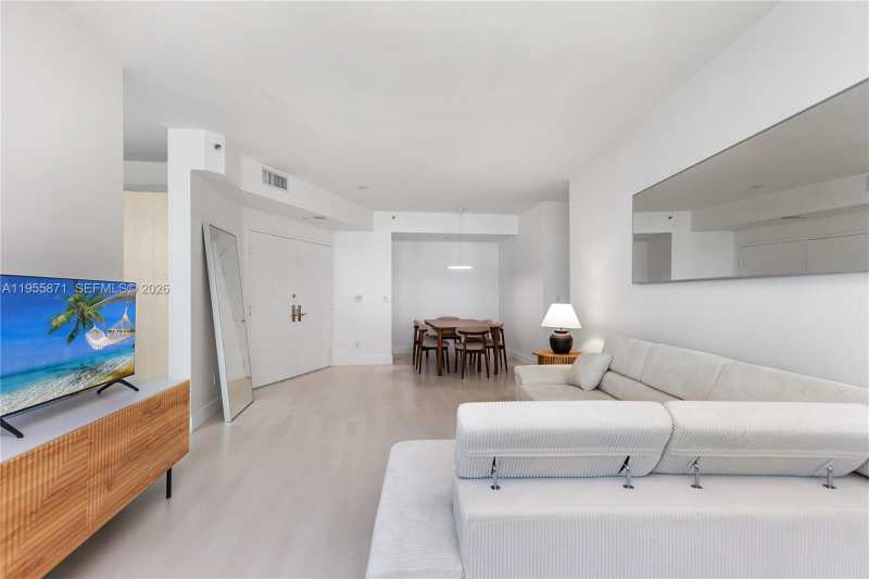 300 S Pointe Dr # 907, Miami Beach FL 33139