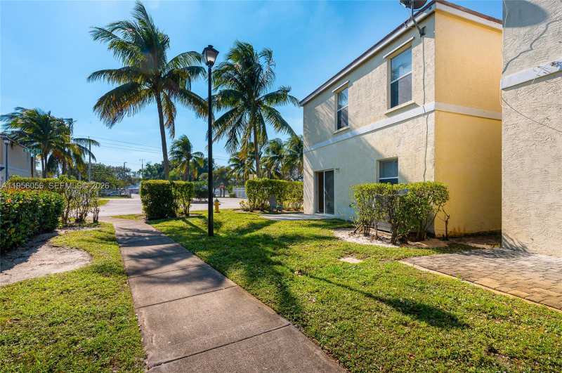 1001 SW 15th St, Deerfield Beach FL 33441