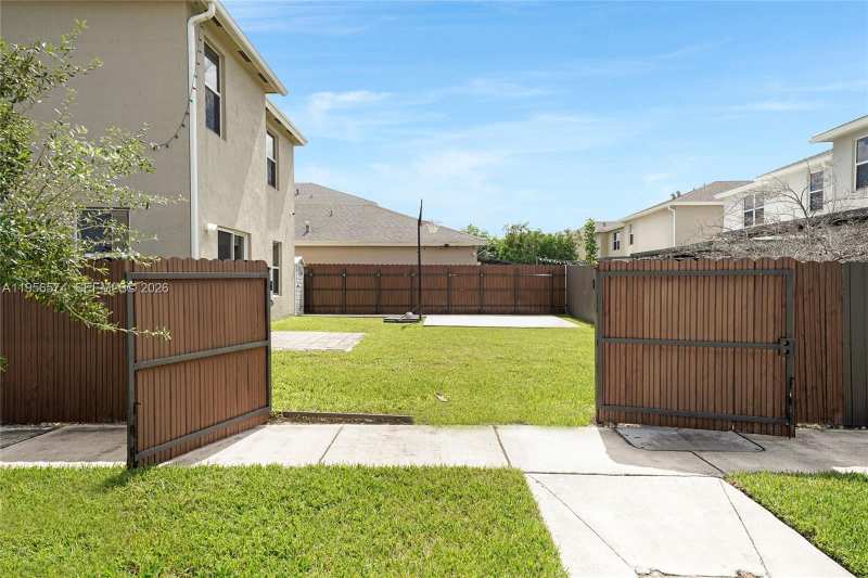 572 NE 6th Pl, Homestead FL 33034
