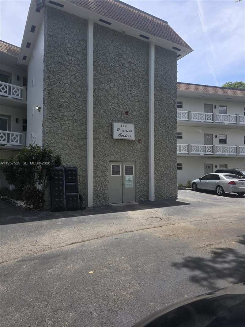 5151 W Oakland Park Blvd # 303, Lauderdale Lakes FL 33313