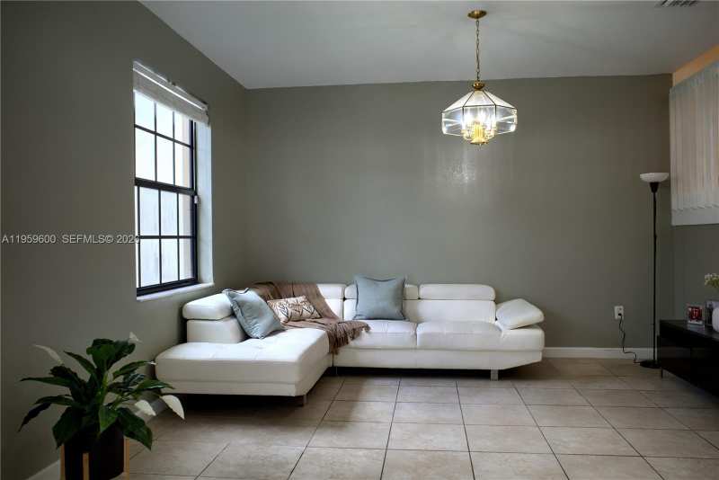 8915 W 35th Ave, Hialeah FL 33018