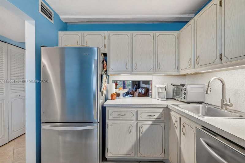2901 NW 46th Ave # 306, Lauderdale Lakes FL 33313