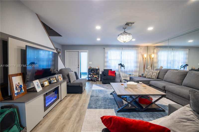 898 NW 47th St, Deerfield Beach FL 33064