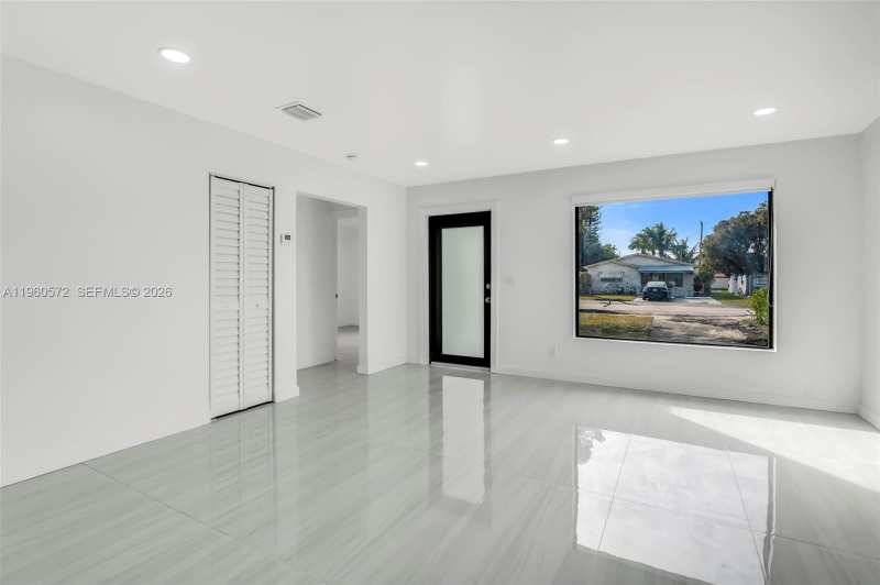 528 NW 3rd Ct, Hallandale Beach FL 33009