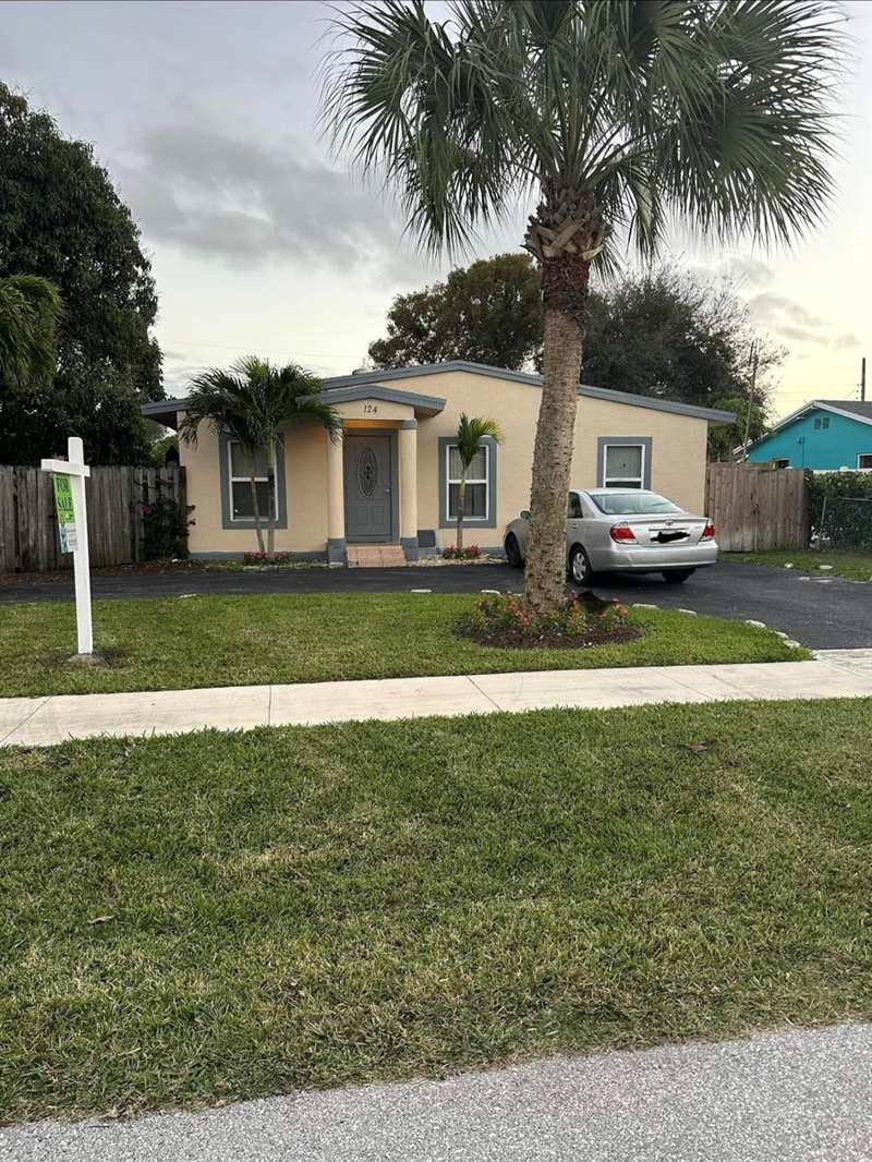 124 SW 10th Avenue, Boynton Beach FL 33435