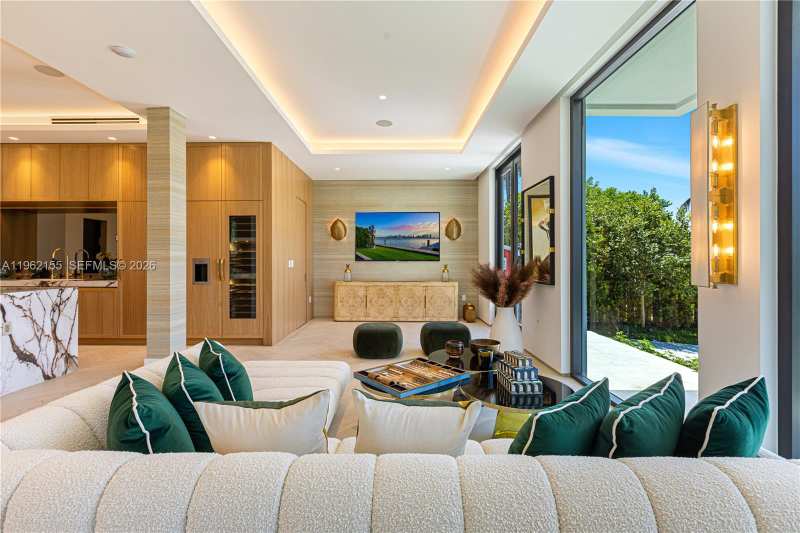 2499 N Meridian Ave, Miami Beach FL 33140
