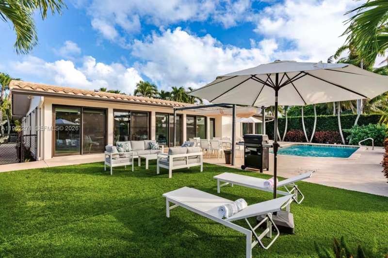636 Hibiscus Dr, Hallandale Beach FL 33009
