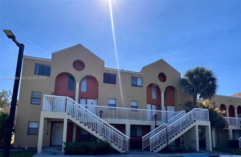 VILLAS AT LAKEVIEW CONDO