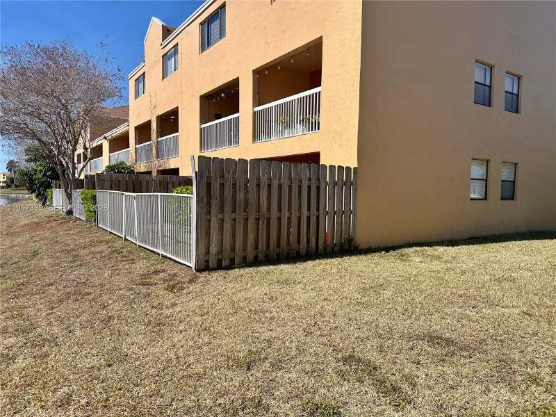VILLAS AT LAKEVIEW CONDO
