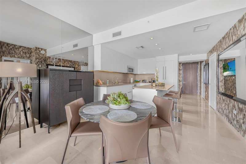 88 SW 7th St # 3806, Miami FL 33130