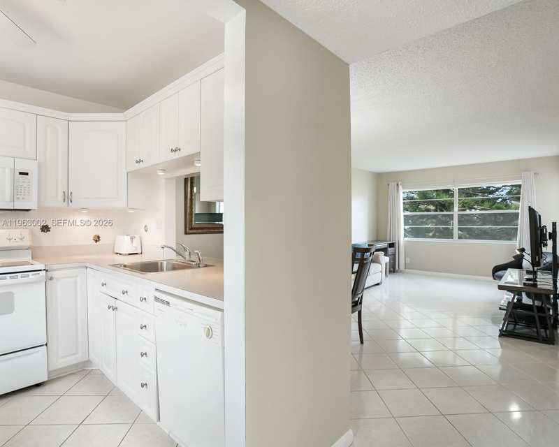 4805 NW 35th St # 506, Lauderdale Lakes FL 33319