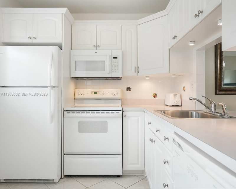 4805 NW 35th St # 506, Lauderdale Lakes FL 33319