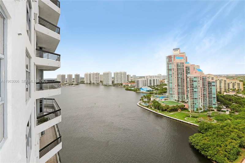 Mystic Pointe Tower 500